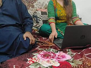 Un frate vitreg din Pakistan o surprinde pe sora sa indiană uitându-se la filme porno pe laptop și o invită la el acasă pentru discuții murdare