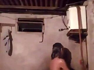 Amateur porn video: Lucia Beatriz Pealoza's sensual bath time with her male partner