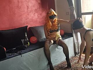 Banana Queen Dee dominerer i femdom-video