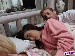 Dve roztomilé tínedžerky v pyžamoch sa zapájajú do horúcej štvorky na posteli