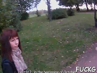 Una ragazza non professionista viene rapita e scopata in webcam