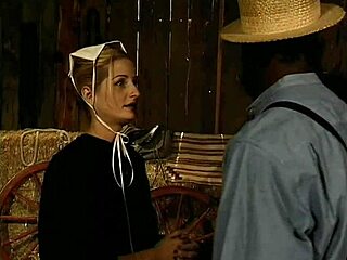 Bertiga antar-ras dengan ayam hitam besar dan perawan kulit putih di sebuah peternakan Amish