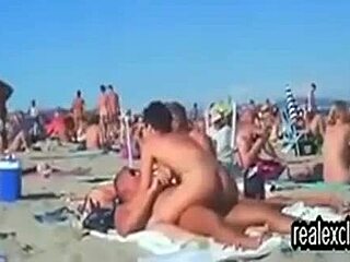 Seks oral dan vaginal di pantai dengan swingers berambut merah