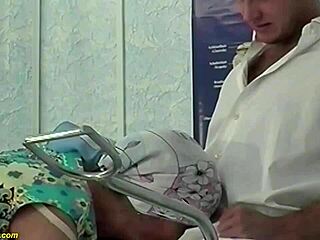 V nemocnici je chlupatá babička drsně píchána svým vzrušeným lékařem