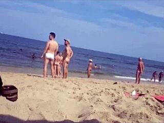 Zusammenstellung von versteckter Kamera-Action auf einem nackten schwulen Strand