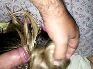 Brazylijski fetichista intensywnie robi sobie fryzurę