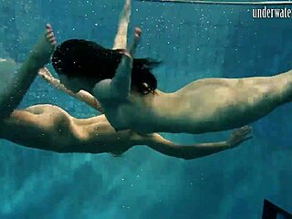 Lesbiene nudiste se distrează sălbatice sub apă