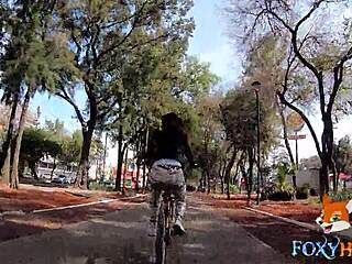 Hotwife Mexico menikmati menunggang basikal di luar dan mempamerkan punggungnya yang kecil