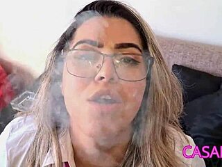 زوجة برازيلية تظهر مهاراتها في التدخين في فيديو إباحي