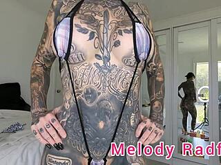 Amaterski poskus bikinija z veliko ritjo in velikimi joški porno zvezde Melody Radford