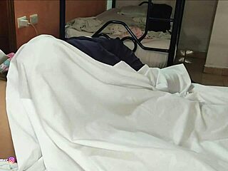 ممرضة متطرفة تم التقاطها على كاميرا مخفية وهي تمارس الجنس مع مرضاها في المستشفى