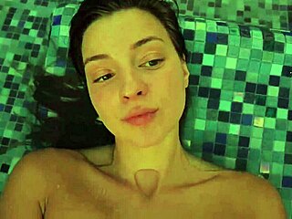 Melena Maria Rya, en ophidset babe, nyder at lege i pool med sine naturlige bryster