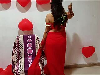 Egy vörös száriban öltözött indiai baba nagy desi mellekkel ünnepli az évfordulót