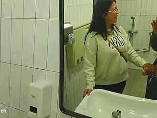 公共のトイレで熱いセックスを楽しんでいる年配の男性と若い女性