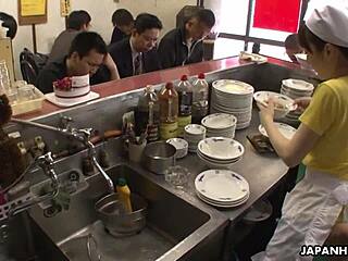 Kara cipki w grupowym seksie w orientalnej restauracji z amatorską Japończyką