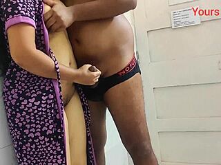 Adolescente indiana tem sua buceta fodida de quatro por um pau grande