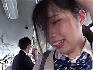 Aziatische schoonheid krijgt haar vulling aan seksuele bevrediging op een Japanse bus