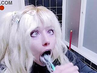 Oglądaj, jak urocza Japonka używa szczoteczki do zębów i pluje w tym filmie Hentai