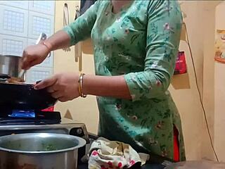 Stor rumpa indisk fru blir knullad medan hon lagar mat