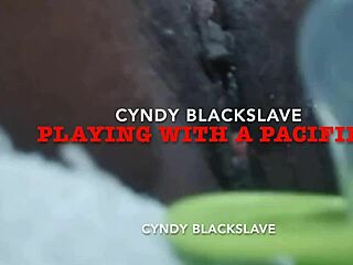Pandangan dekat dari Cyndy Blackslaves yang tidak berbulu memeknya saat dia masturbasi dengan pacifier