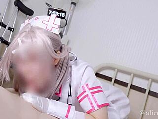 Η νοσοκόμα του Hentai δίνει δουλειά στον ασθενή της σε βίντεο cosplay femdom