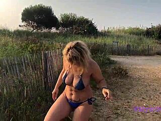 큰 가슴과 좋은 엉덩이를 가진 이탈리아 MILF가 해변에서 섹스를 합니다