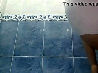 Amaterski video, kako mačeha z oblinami urinira za svojega partnerja