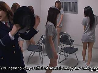 Japanische Schulmädchen bekommen heimlich Analtraining