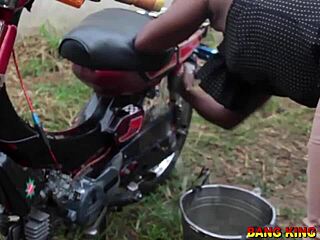 Gangster Afrika menggoda dan memuaskan isteri pemburu sambil mencuci motosikal di sumber air tempatan