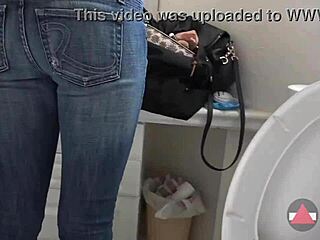 Hubená holka si svléká džíny v koupelně