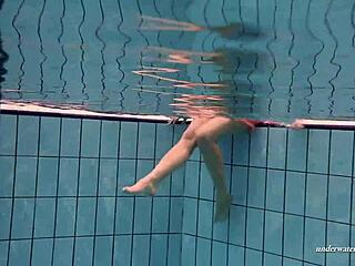 Die russische Schönheit Duna schwimmt im Bikini im Pool