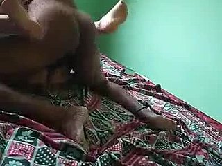 Bibi Bangla Desi yang matang mengidam penis yang keras setelah makan siang