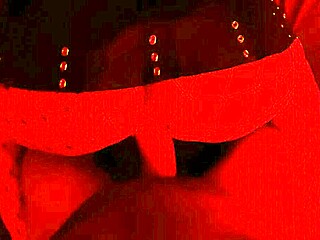 Latynoska nastolatka w mini spódniczce i siatkach doświadcza swojego pierwszego uprawiania seksu w stylu pieska w filmie porno HD