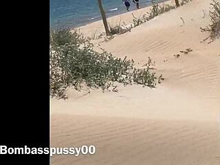 Черна тийнейджърка bombasspussy00 се чука на гол плаж