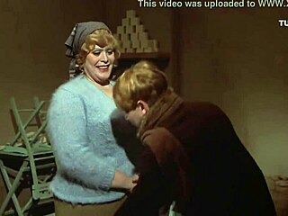En teenage dreng giver en blowjob til en barmfagre MILF i en retro-film