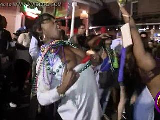Το Mardi Gras της Νέας Ορλεάνης εμφανίζεται δημόσια