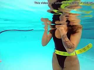 Dos chicas exploran sus cuerpos en la piscina