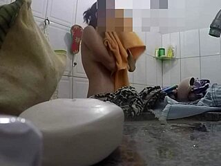 Een verborgen camera filmt de badtijd van de babysitter