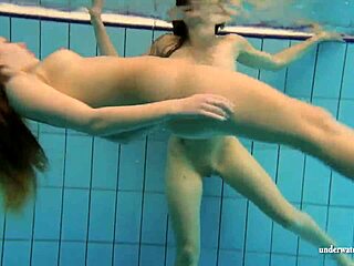 Lesbisk vattensport med Katka och Kristy i poolen