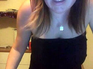 Wanita webcam dengan payudara besar dan kecenderungan untuk bermain dengan vagina