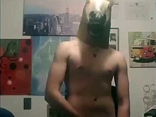 Seorang lelaki gay muda menikmati permainan solo sambil berpakaian seperti kuda poni