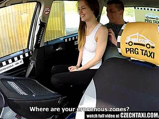 Česká blondýnka jezdí na zadním sedadle skryté kamery v autě