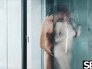 ג'ינג'ית חרמנית נותנת לאיש שלה מציצה חושנית לפני שהם מקיימים יחסי מין במקלחת חמה