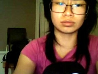 Amatør asiatisk kjæreste viser rumpa og fitta på webkamera