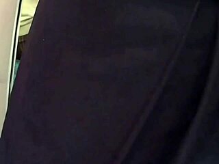 Uma câmera escondida captura um homem tocando as nádegas de uma mulher no metrô