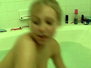 セクシーで可愛いブルネットは,高解像度の感覚的な風呂を楽しんでいます