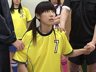 วัยรุ่นญี่ปุ่นให้หีสองคนกับทีมของเธอในที่สาธารณะ