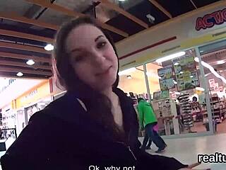 체코의 십대 소녀가 슈퍼마켓에서 유혹당하고 POV 비디오에서 열심히 니다