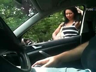 Amateur-Prostituierte gibt einen unglaublichen Blowjob im Auto