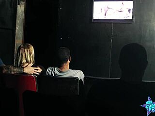 Un homme cocu emmène sa femme dans un cinéma porno pour un trio sauvage avec des inconnus